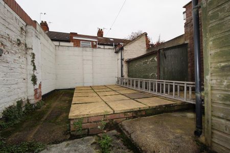 2 bedroom end of terrace house to rent - Photo 3