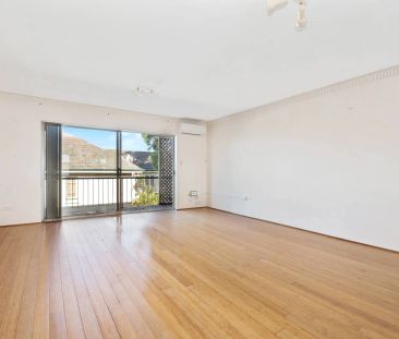 Spacious 2-Bedroom Apartment in the Heart of West End - Photo 5