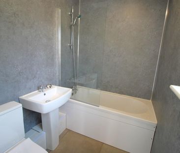 West Wycombe Road, High Wycombe - Photo 2