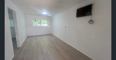 Fully Renovated 3 bedroom Home with 2 bedroom retreat - Photo 2