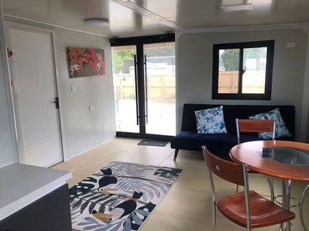 Land lease with a self-contained off-grid house - Photo 2