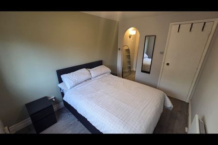 2 Bed Flat, Harp Island Close, NW10 - Photo 2