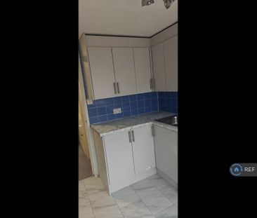 4 bedroom end of terrace house to rent - Photo 5