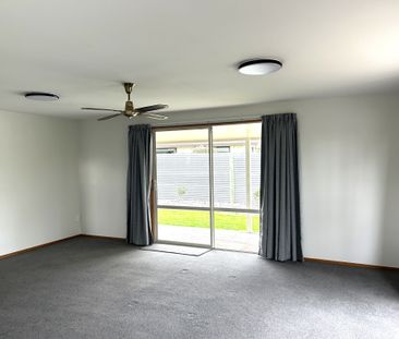 Sunny Three Bedroom Home - Photo 3