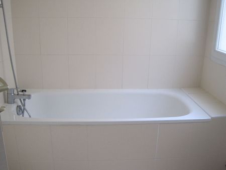 A LOUER STUDIO MEUBLE PROCHE CENTRE VILLE ET ECOLE DE ST QUENTIN 02100. - Photo 2