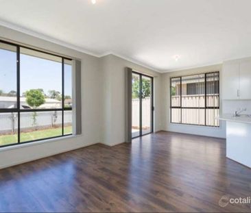 Spacious 3-Bedroom, 2-Bathroom Home for Rent - Photo 2