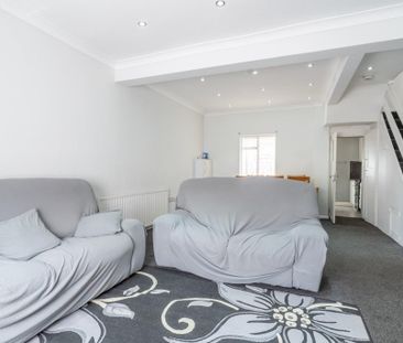 2 bedroom end of terrace house to rent - Photo 2