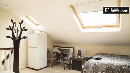 Inviting room in 3-bedroom apartment in Killester, Dublin - Photo 3