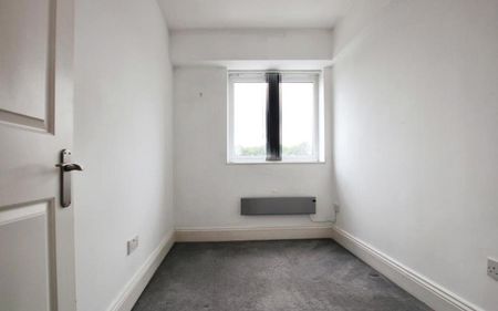 Water views and a parking space in the City Centre! Superb property - ideal for a couple and cats are considered. - Photo 4