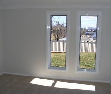 LARGE 4 BEDROOM HOME IN QUIET LOCATION! - Photo 1