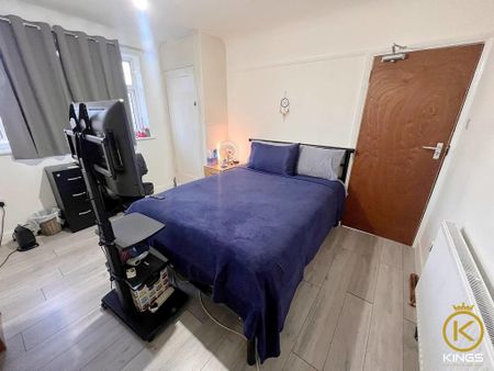 1 bedroom in a house share to rent - Photo 2