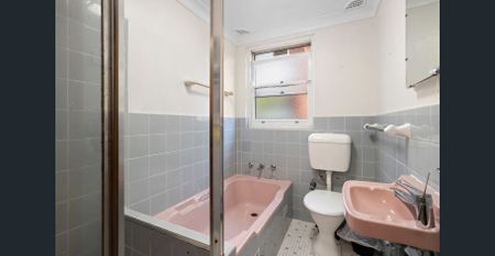 Freshly Painted Two-Bedroom Apartment in a Quiet, Convenient Location - Photo 2