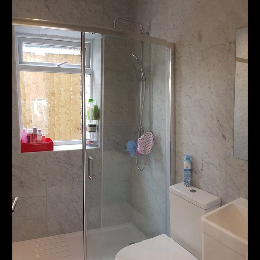 Studio Flat, Heathstan Road, W12 - Photo 1