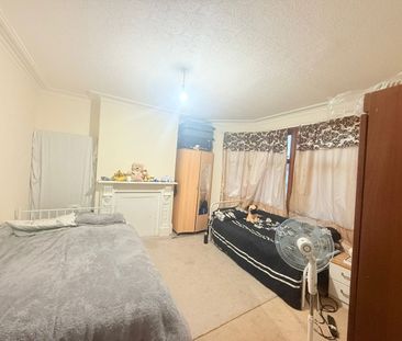 Room in a Shared House, Reigate Road, IG3 - Photo 2