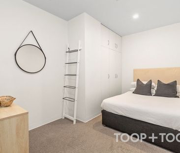 Stylish Fully Furnished Apartment with Park Views - Photo 5