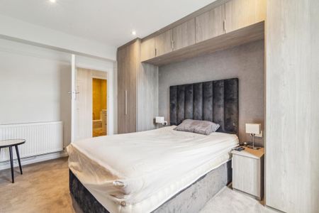 3 bedroom flat to rent - Photo 4