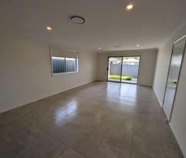 Modern 4 Bedroom Home - Photo 1
