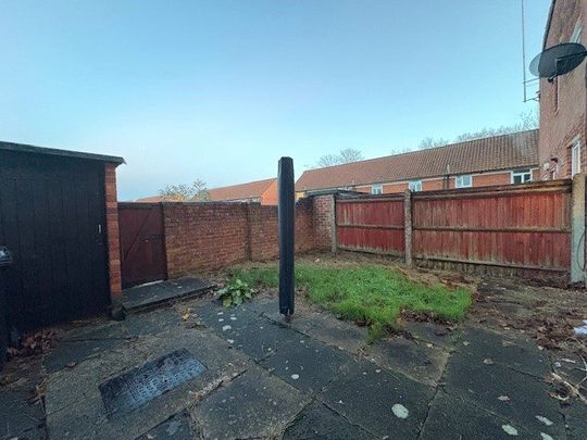 2 bedroom terraced to rent - Photo 1