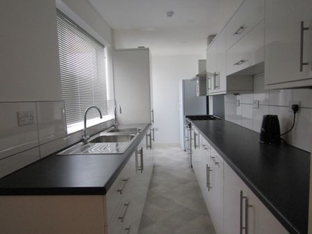 Quiet, modern and clean house share, close to town centre - Photo 2