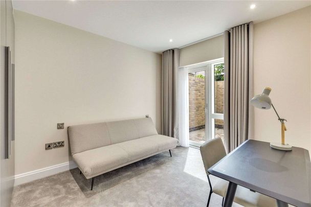 Impressive 3 bedroom garden apartment in small new build development with parking - Photo 1