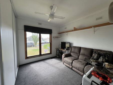 Spacious Three Bedroom Family Home - Double Shed, Generous yard and Alfresco. - Photo 5