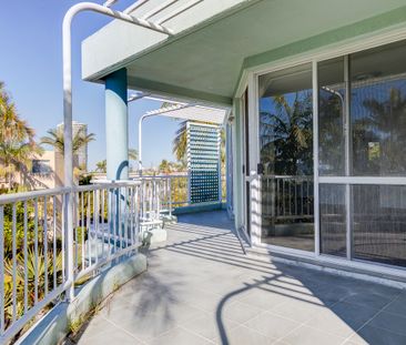 Spacious Apartment in Secure Runaway Bay Complex - Photo 1