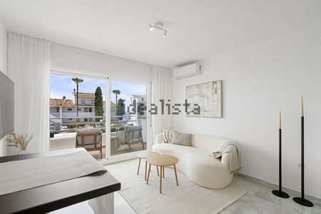 Alquiler de piso en Calle Centauro s/n - Photo 2