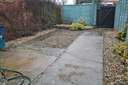 1 bedroom in a house share to rent - Photo 2