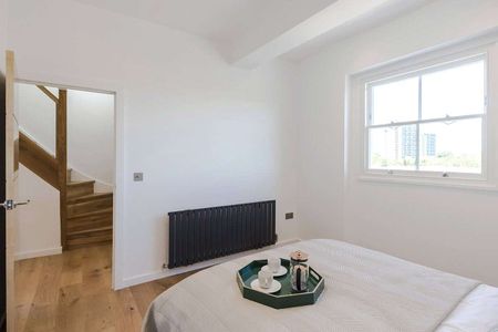 HMO approved. Offered Unfurnished and Furnished. A lovely three bed apartment on Gloucester Terrace, - Photo 5