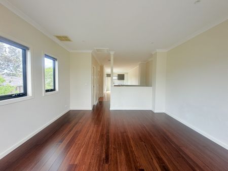 This Balcony Has Seen More Drama Than Your Last Netflix Series - Photo 3