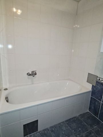 NASCHMARKT-NÄHE, 62 m2 Dachgeschoß, 2 Zimmer, Küche, Wannenbad, Parketten, U4-Nähe, Kettenbrückengasse - Photo 5