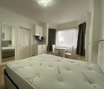 Studio to rent - Photo 2
