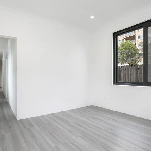 Two Bedroom just Footsteps to Bondi Beach! - Photo 1