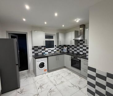 4 Bed Semi-Detached House, Leslie Grove, CR0 - Photo 6