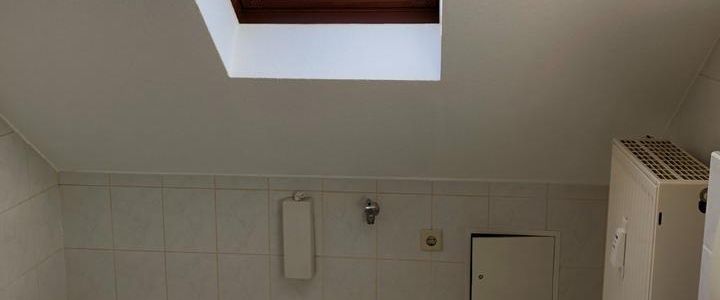 Geräumige 2-Raumwohnung mit EBK und Tageslichtbad im Dachgeschoss - Foto 1