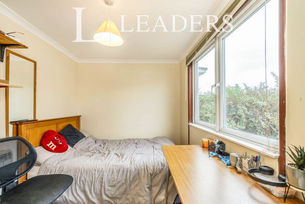 5 bedroom house to rent Little Breach, Chichester, PO19 - Photo 1