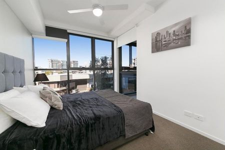 MILTON- FULLY FURNISHED 1 BEDROOM 1 BATHROOM APARTMENT - JUST 2KM FROM THE CBD - Photo 4