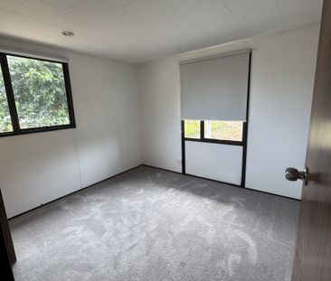 Spacious 7-Bedroom 2-Bathroom Home in Kumeu - Photo 2