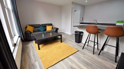 2 bedroom Flat in Flat 5, Leeds - Photo 4