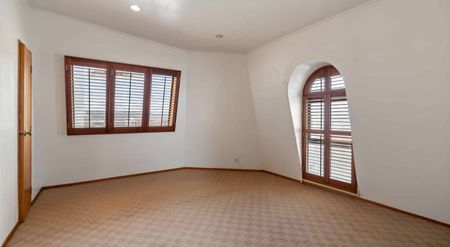 Central penthouse with great light and harbour views - Photo 3