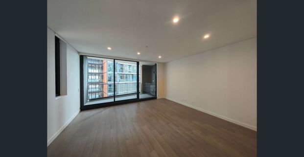 Brand New 1 bedder near Green Square Station!! - Photo 1