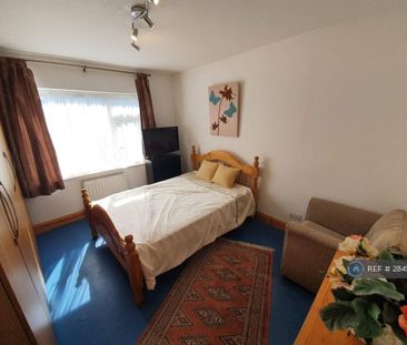 1 bedroom in a house share to rent - Photo 3