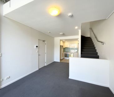 BRIGHT & SPACIOUS ONE BEDROOM SPLIT LEVEL APARTMENT IN PRIME LOCATION - Photo 3