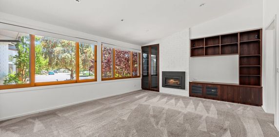 Spacious Family Home with Pool - Photo 2