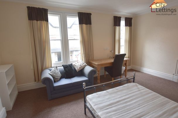 5 Bedroom Mid Terraced House - Photo 1