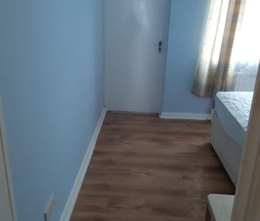 1 Bed Flat, Mayfair Avenue, IG1 - Photo 3