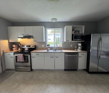 Bright and beautiful 2 bedroom Suite (Campbell River) - Photo 4