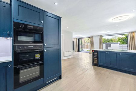 A five bedroom family home in the village of Chobham. - Photo 2