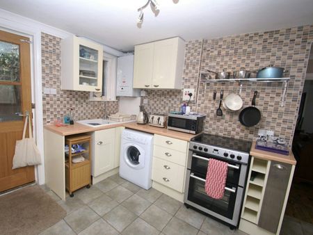 Semi-detached house to rent on - Photo 5