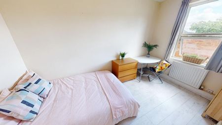 4 bedroom flat to rent - Photo 4